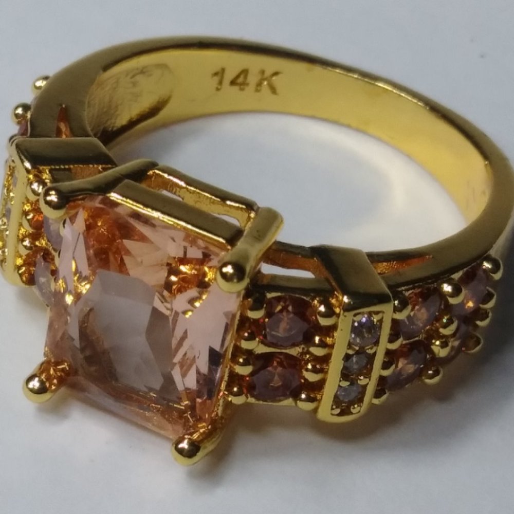 Stunning 14k Gold Morganite Ring! Size 9